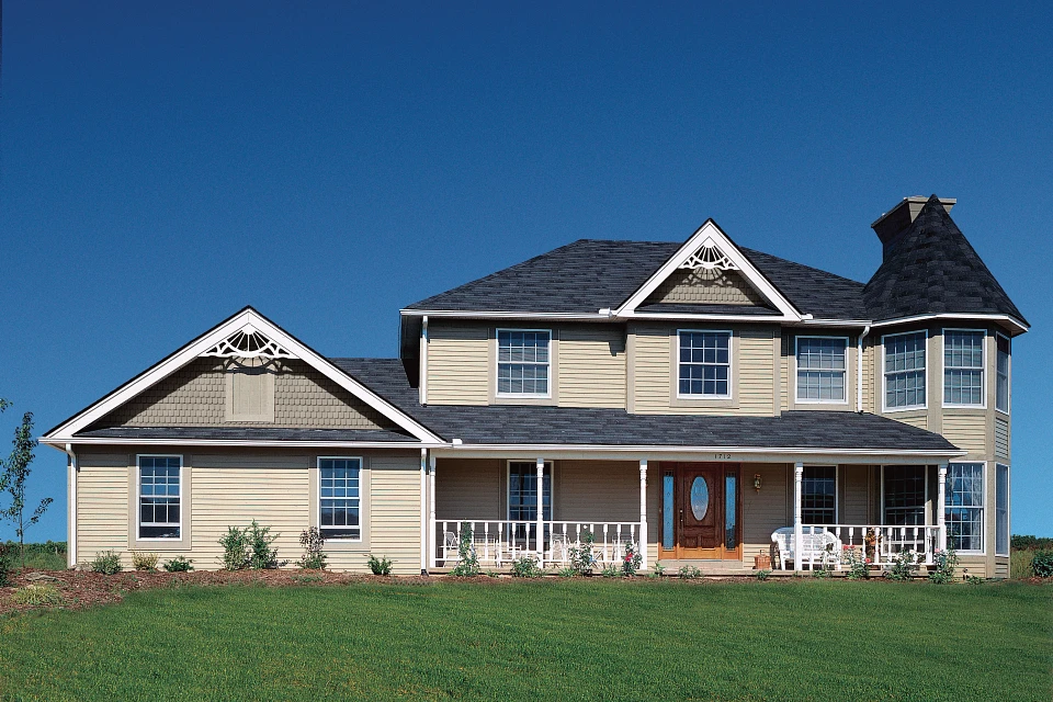 Dayton Ohio Horizontal Vinyl Siding Encore™ Classic Profile Dayton Ohio Horizontal Vinyl Siding – Encore siding on a traditional two-story home with wraparound porch